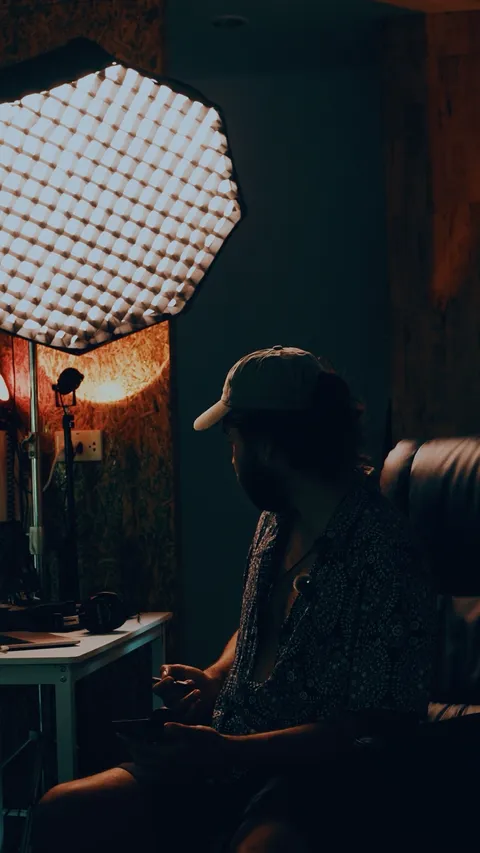 Behind the scenes at UMMONTE: editing at a desk, lit by a softbox